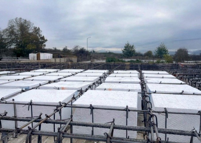 Casetón de poliestireno instalado en cuadrícula sobre armado de losa reticular, PREBEC Querétaro